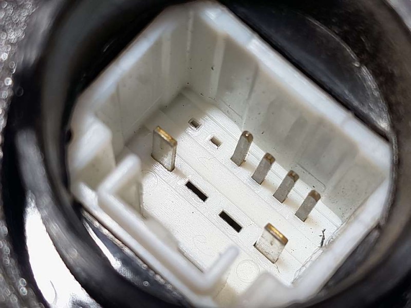 Recambio de cerradura puerta delantera izquierda para toyota verso active referencia OEM IAM 6904002210  6 PINES