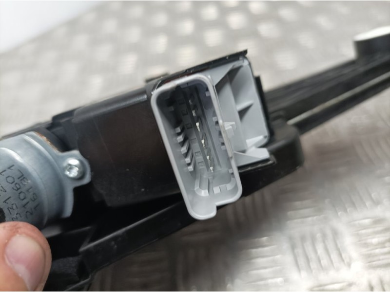 Recambio de elevalunas delantero izquierdo para peugeot 208 (p2) active referencia OEM IAM 9829043680  ELECTRICO 6 PINS