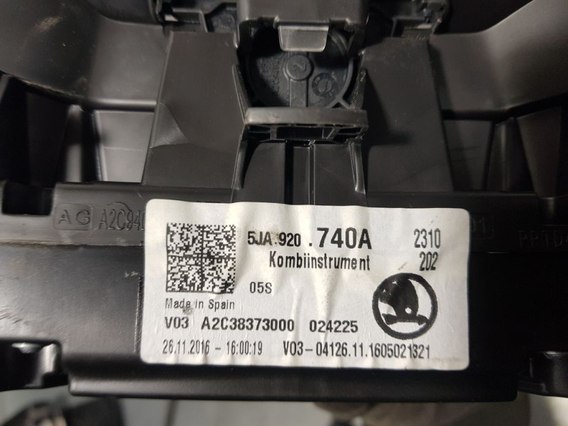 Recambio de cuadro instrumentos para skoda rapid ambition referencia OEM IAM 5JA920740A A2C38373000 CRISTAL RAYADO