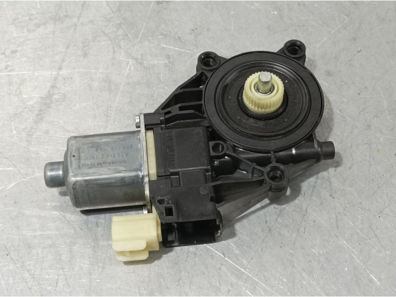 Recambio de motor elevalunas delantero derecho para ford fiesta (cb1) ghia referencia OEM IAM 8A6114553A 0130822407 BOSCH