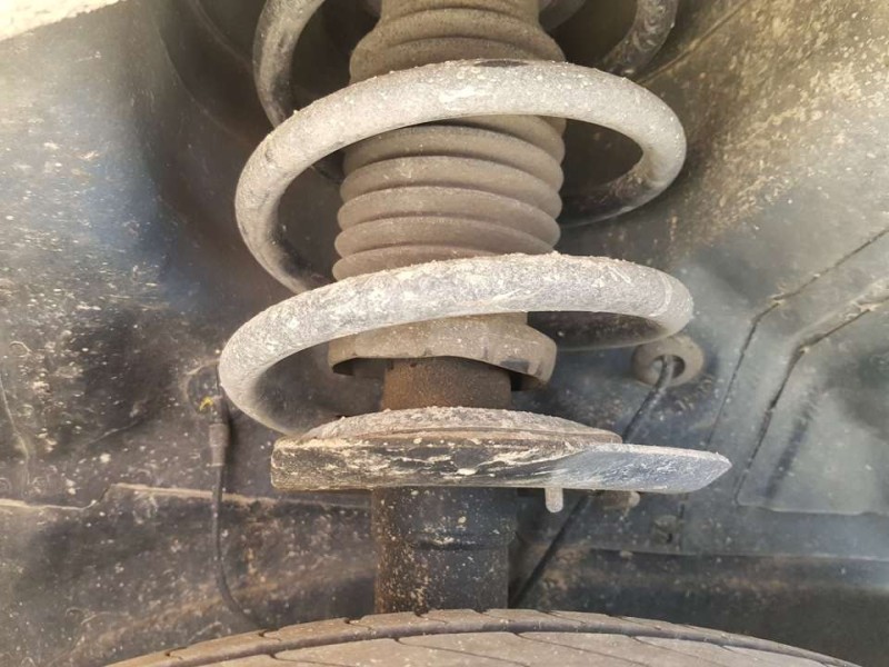 Recambio de amortiguador delantero derecho para jeep compass limited 4x2 referencia OEM IAM 68058844AC  