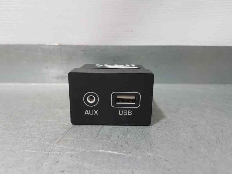 Recambio de conexion usb/aux para hyundai kona style 4wd referencia OEM IAM 96120J9500  