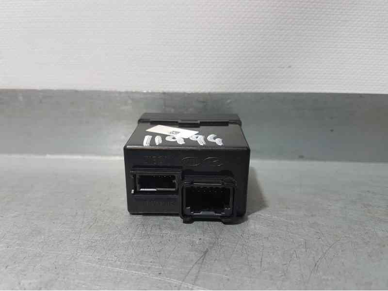 Recambio de conexion usb/aux para hyundai kona style 4wd referencia OEM IAM 96120J9500  