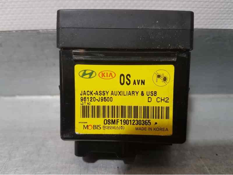 Recambio de conexion usb/aux para hyundai kona style 4wd referencia OEM IAM 96120J9500  