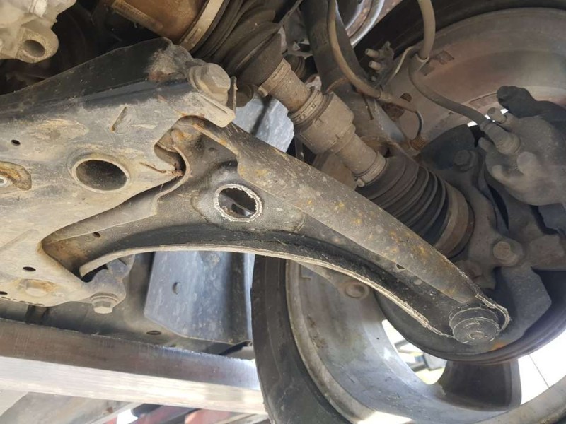 Recambio de brazo suspension inferior delantero izquierdo para jeep compass limited 4x2 referencia OEM IAM 05105041AI  