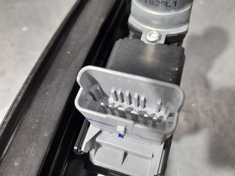 Recambio de elevalunas trasero izquierdo para peugeot 208 (p2) active referencia OEM IAM 9829045980  ELECTRICO 6 PINES