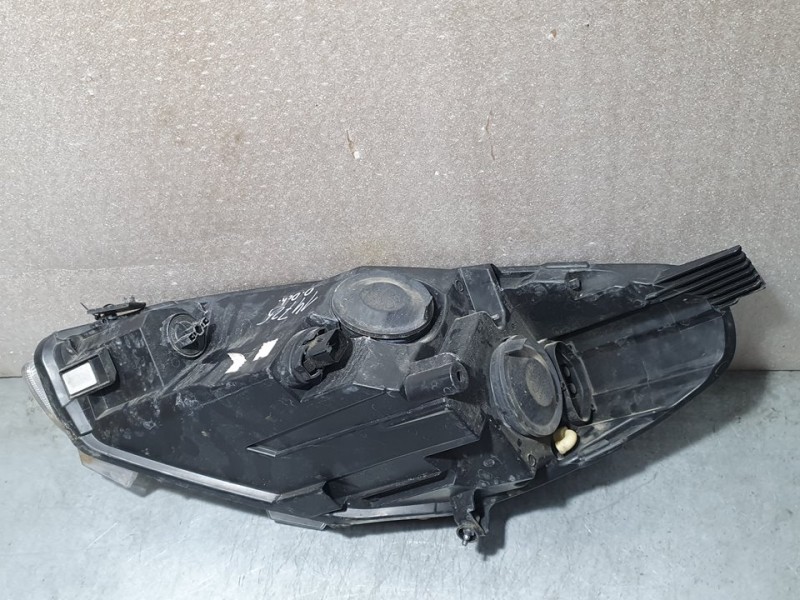 Recambio de faro derecho para ford fiesta (ce1) trend referencia OEM IAM H1BB13W029AD  PATAS ROTAS