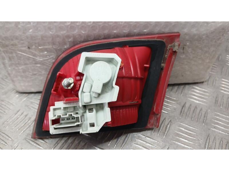 Recambio de piloto trasero izquierdo interior para audi a3 sportback (8p) ambiente referencia OEM IAM 8P4945093 ROZADO 