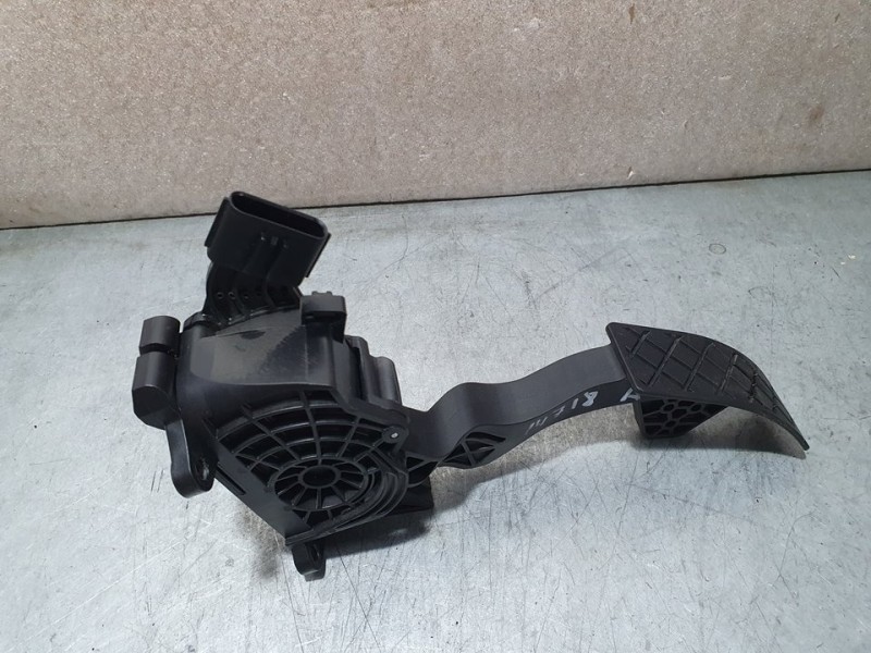 Recambio de potenciometro pedal para skoda fabia active referencia OEM IAM 6C1723503D 0280755335 BOSCH