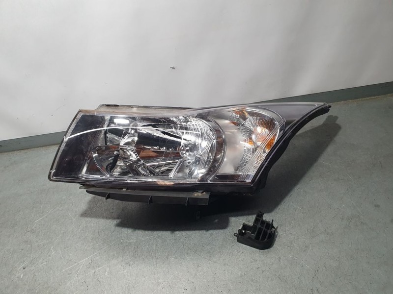 Recambio de faro izquierdo para chevrolet cruze lt referencia OEM IAM 42371137  PATA ROTA