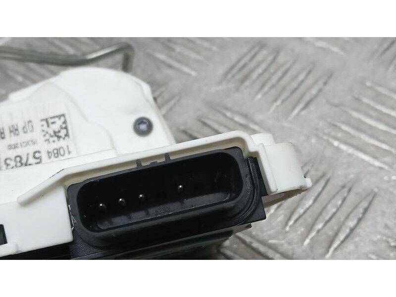 Recambio de cerradura puerta trasera derecha para mg zs 1.0 vti referencia OEM IAM 10845783  16896908