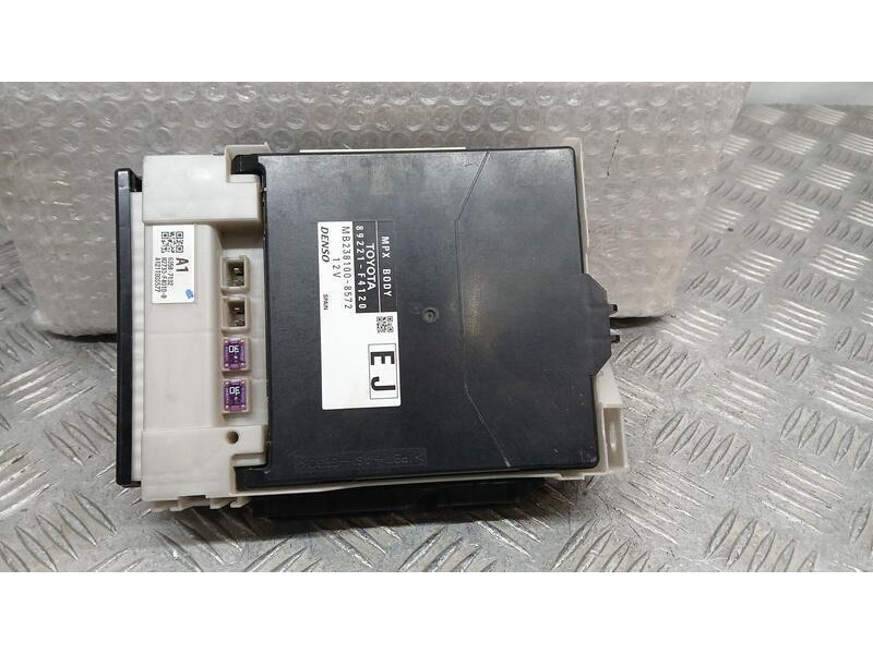 Recambio de caja reles / fusibles para toyota c-hr hybrid advance referencia OEM IAM 89221F4120 DENSO 2381008572