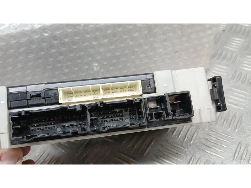 Recambio de caja reles / fusibles para toyota c-hr hybrid advance referencia OEM IAM 89221F4120 DENSO 2381008572