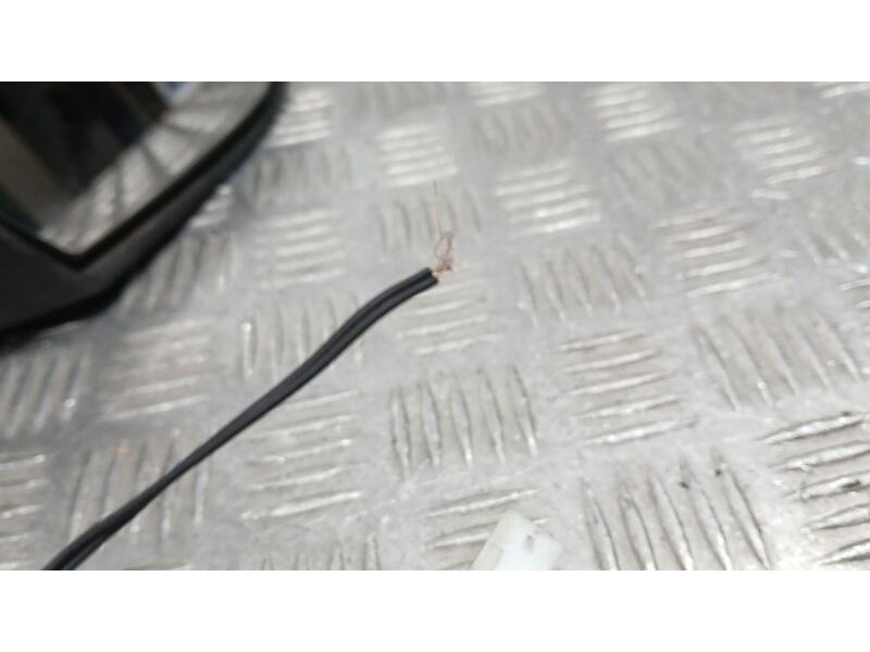 Recambio de retrovisor derecho para dacia duster ambiance 4x4 referencia OEM IAM 963015207R ELECTRICO 5 CABLES Y CLAVIJA CORTADA