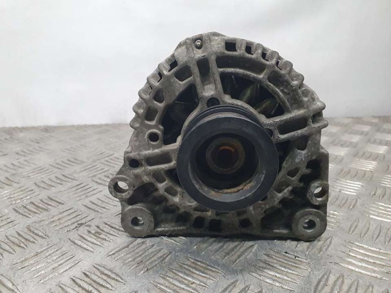 Recambio de alternador para volkswagen polo (9n1) trendline referencia OEM IAM 037903025M 0124325013 BOSCH