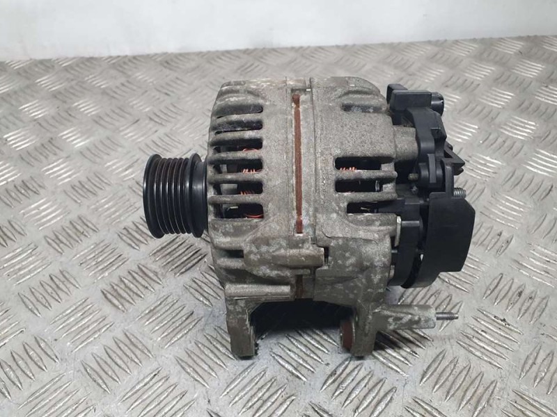 Recambio de alternador para volkswagen polo (9n1) trendline referencia OEM IAM 037903025M 0124325013 BOSCH