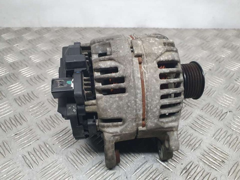 Recambio de alternador para volkswagen polo (9n1) trendline referencia OEM IAM 037903025M 0124325013 BOSCH
