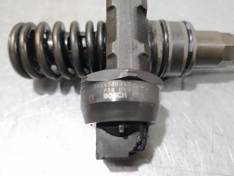 Recambio de inyector para seat leon (1p1) 1.9 tdi referencia OEM IAM 038130073BN 0414720313 BOSCH
