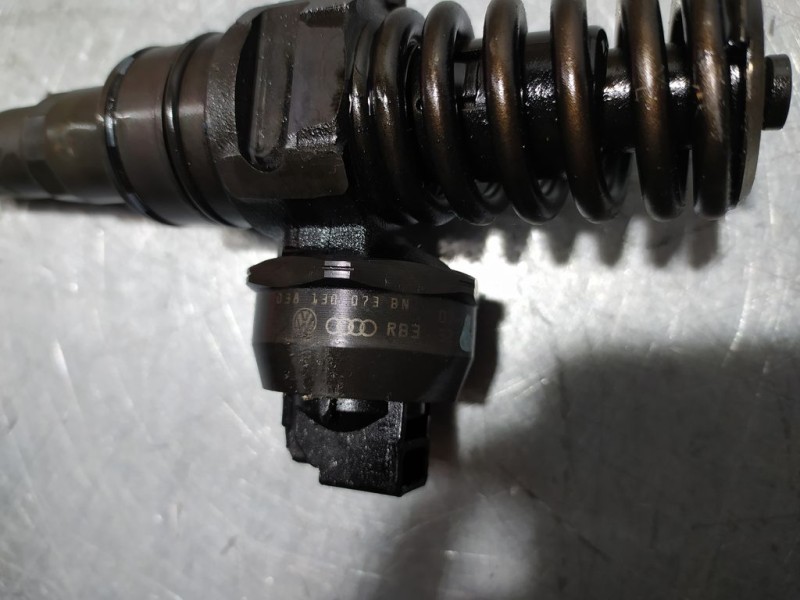 Recambio de inyector para seat leon (1p1) 1.9 tdi referencia OEM IAM 038130073BN 0414720313 BOSCH