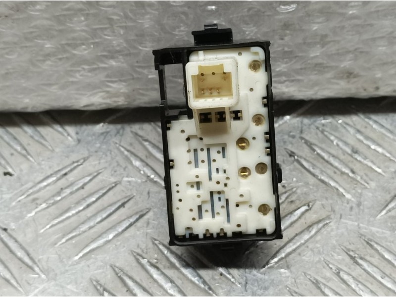 Recambio de mando elevalunas delantero derecho para toyota auris edition referencia OEM IAM 8012K13  