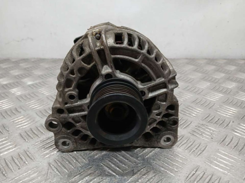 Recambio de alternador para volkswagen polo berlina (6n2) trendline referencia OEM IAM 037903025M 0124325013 BOSCH