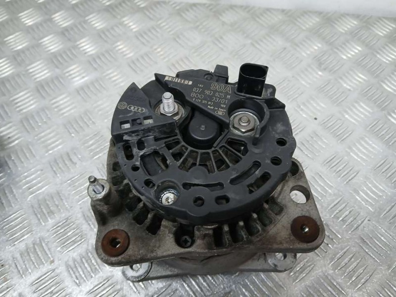Recambio de alternador para volkswagen polo berlina (6n2) trendline referencia OEM IAM 037903025M 0124325013 BOSCH
