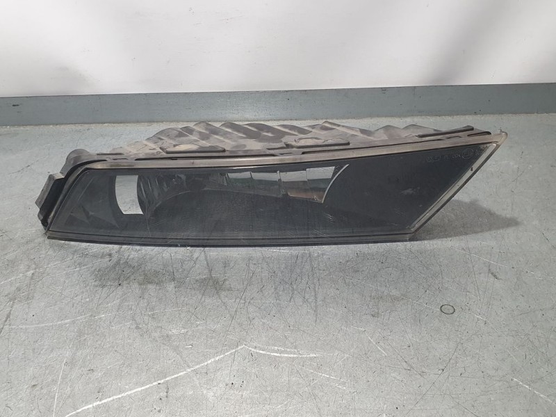 Recambio de faro antiniebla derecho para skoda superb (3v3) active referencia OEM IAM 3V0941700 01183602 HELLA