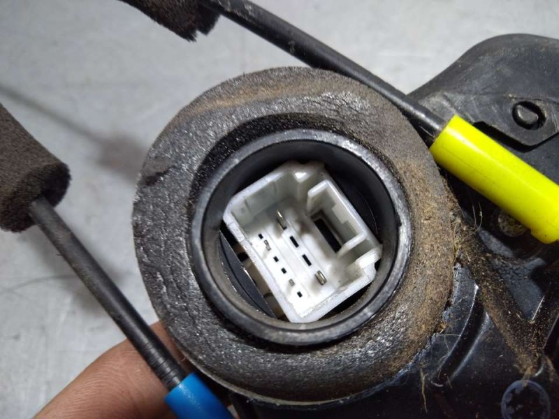 Recambio de cerradura puerta trasera derecha para toyota land cruiser (j15) vx referencia OEM IAM 6905012410  4 PINES