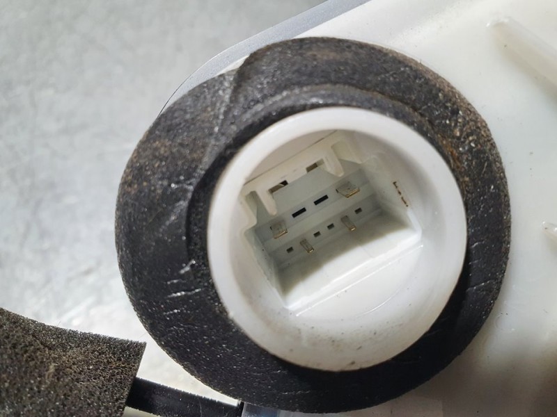 Recambio de cerradura puerta trasera derecha para toyota prius+ advance referencia OEM IAM 71208033  4 PINES