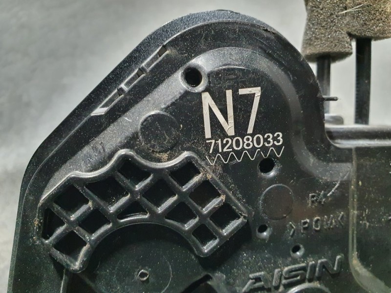 Recambio de cerradura puerta trasera derecha para toyota prius+ advance referencia OEM IAM 71208033  4 PINES