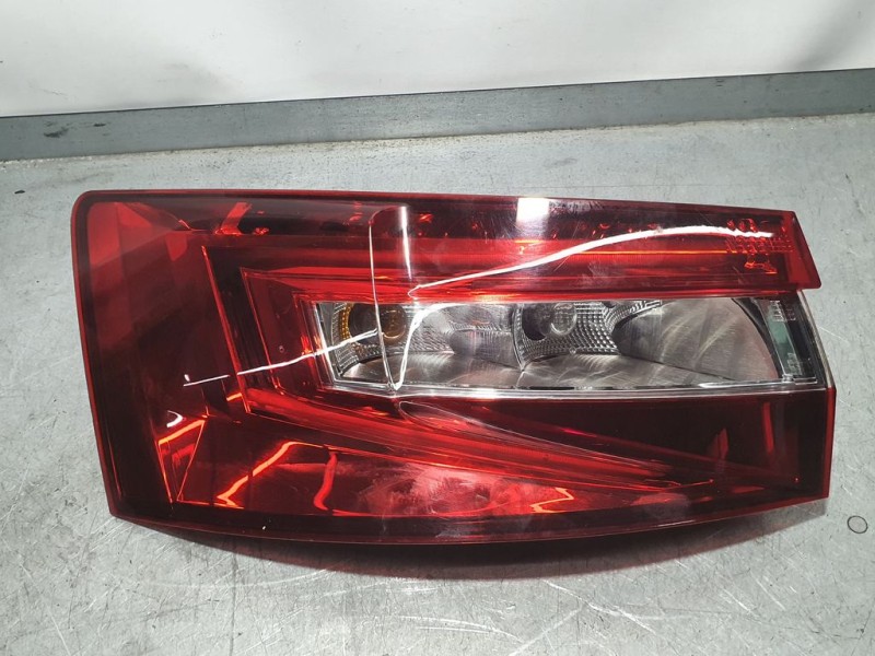 Recambio de piloto trasero izquierdo para skoda superb (3v3) active referencia OEM IAM 3V5945207  EXTERIOR POCO ARAÑADO