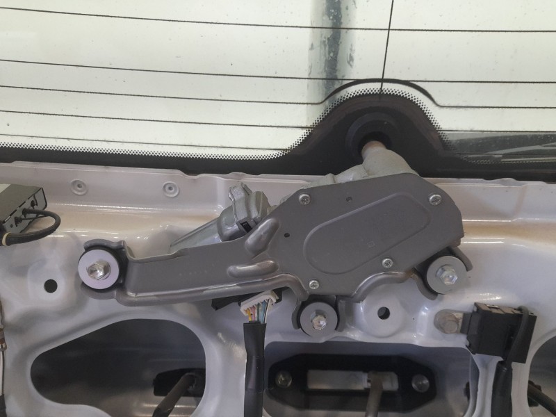 Recambio de motor limpia trasero para lexus ct 200h referencia OEM IAM 8513076010 MONTADO EN PUERTA 