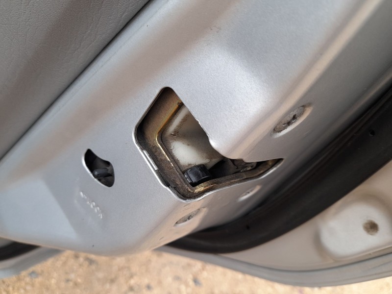 Recambio de cerradura puerta trasera derecha para nissan primera (p11) 2.0 td referencia OEM IAM 825029F511  