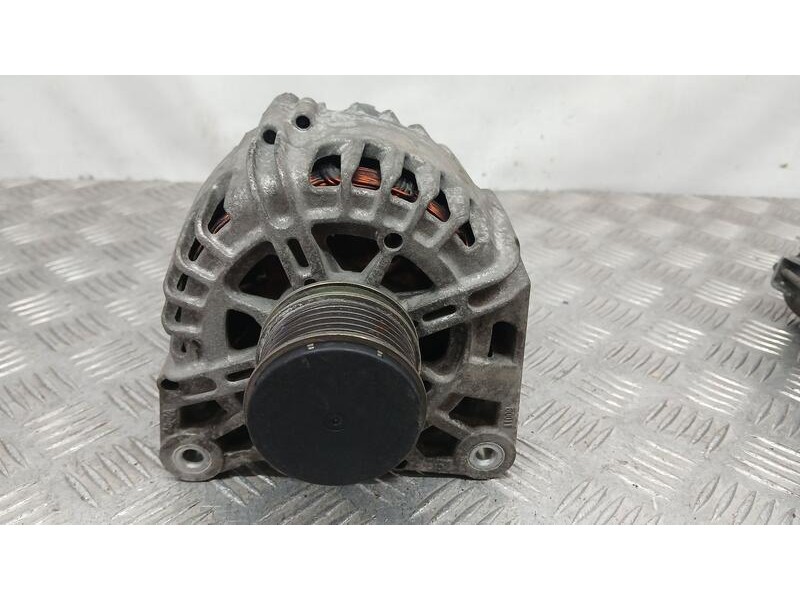 Recambio de alternador para dacia duster laureate 4x2 referencia OEM IAM 231003831R VALEO TG12C096