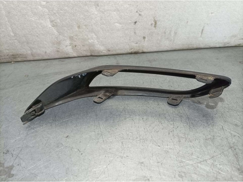 Recambio de rejilla derecha paragolpes para toyota auris active referencia OEM IAM 5268102010  PILOTO TRASERO DERECHO