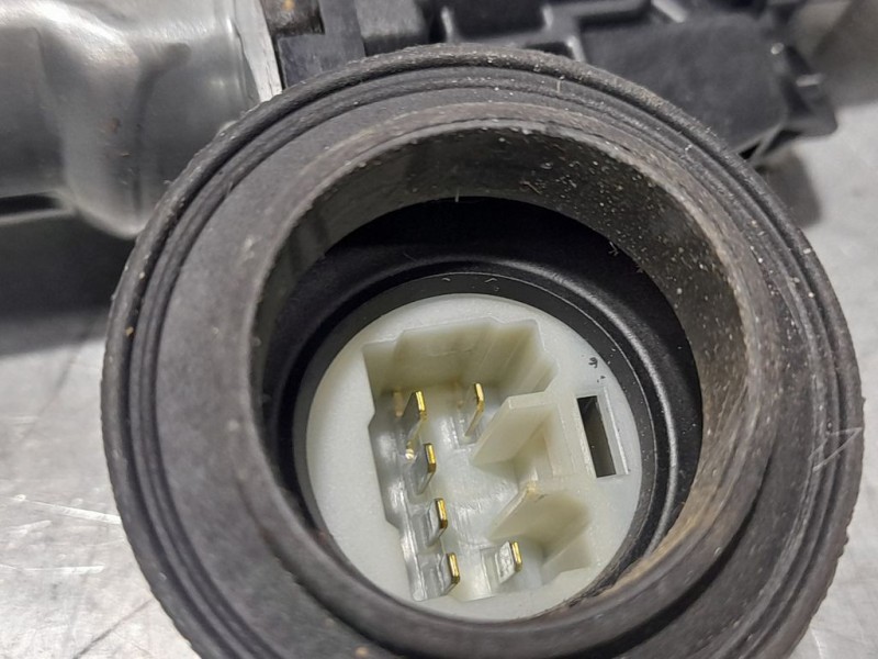 Recambio de elevalunas trasero izquierdo para toyota yaris hsd active referencia OEM IAM 698400D220  ELECTRICO 6 PINES