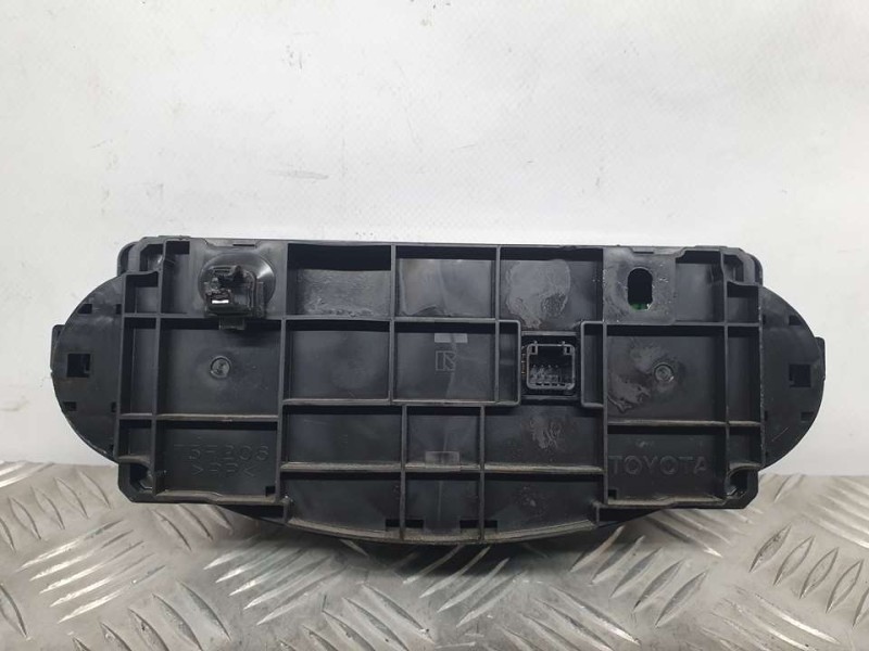 Recambio de mando climatizador para toyota yaris hsd active referencia OEM IAM 559000D800  