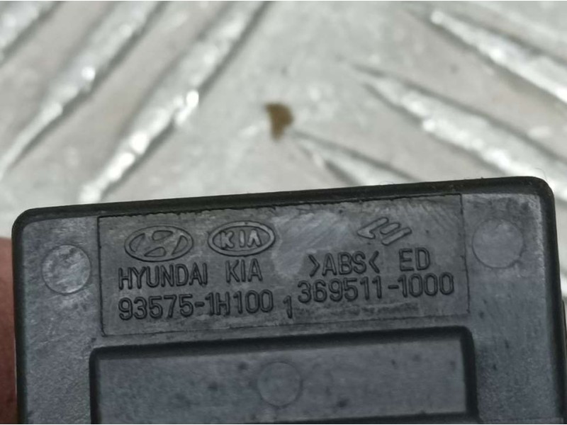 Recambio de mando elevalunas delantero derecho para kia cee´d active referencia OEM IAM 935751H100  