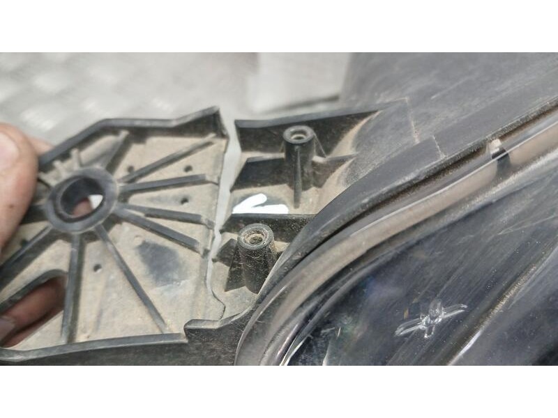 Recambio de faro izquierdo para peugeot rifter 1.5 bluehdi 100 referencia OEM IAM 9816826980 VALEO 2 PATAS ROTAS ROZADO 90146193