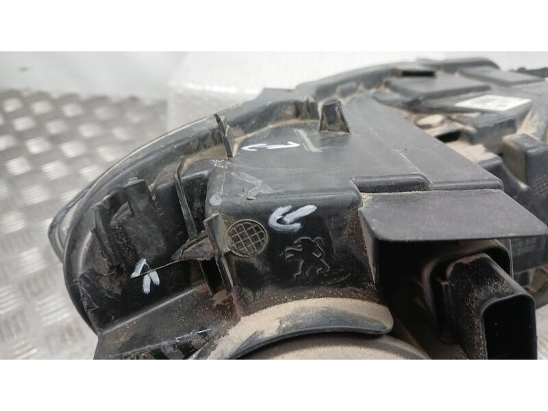 Recambio de faro izquierdo para peugeot rifter 1.5 bluehdi 100 referencia OEM IAM 9816826980 VALEO 2 PATAS ROTAS ROZADO 90146193