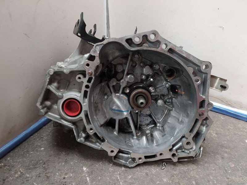 Recambio de caja cambios para toyota yaris active referencia OEM IAM 303000D502 TOCADA 6VELOCIDADAES