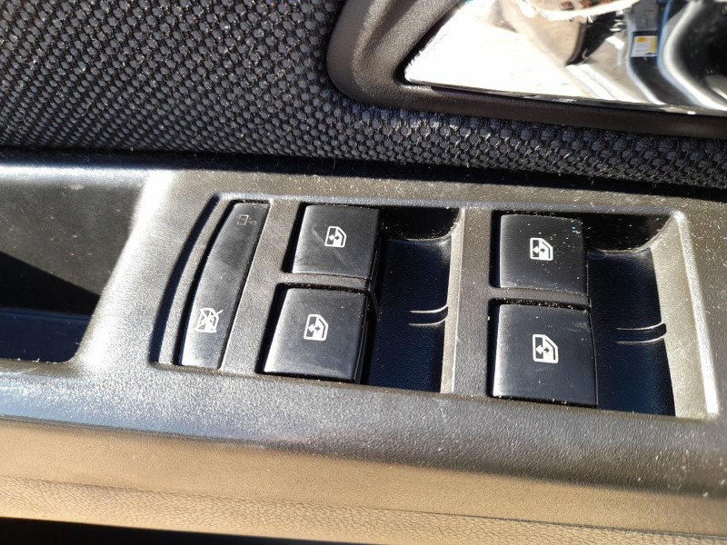 Recambio de mando elevalunas delantero izquierdo para chevrolet cruze hatchback (j305) 2.0 cdi referencia OEM IAM 20830838  