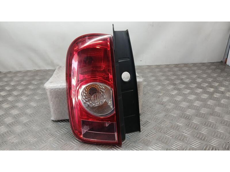 Recambio de piloto trasero izquierdo para dacia duster laureate 4x2 referencia OEM IAM 265550035R  