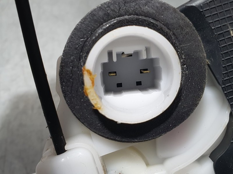 Recambio de cerradura puerta trasera derecha para toyota yaris active referencia OEM IAM 690500D310  2 PINES