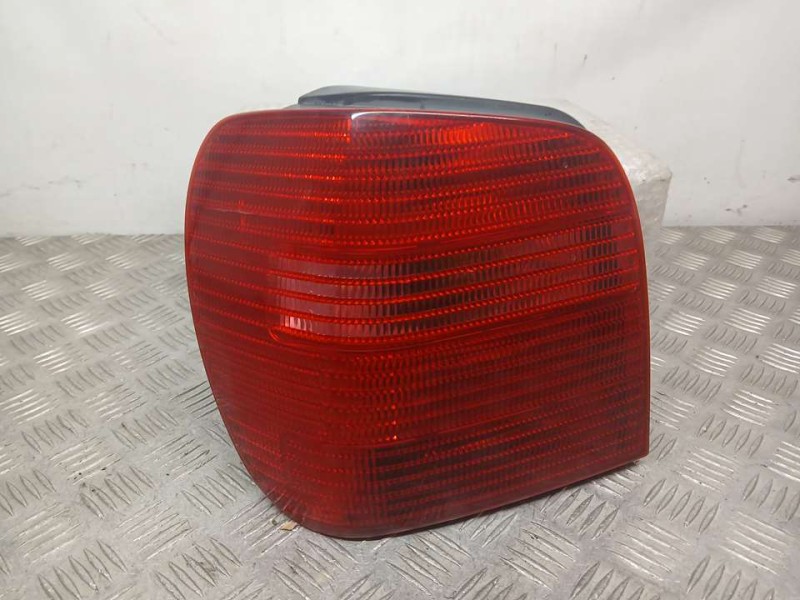 Recambio de piloto trasero izquierdo para volkswagen polo berlina (6n2) trendline referencia OEM IAM 6N0945095H  TOCADO