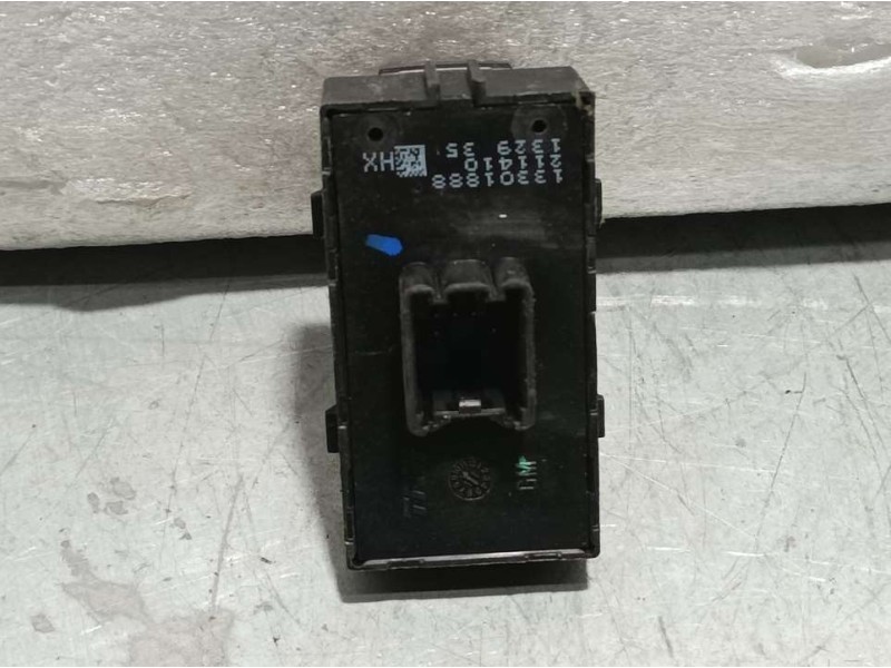 Recambio de mando elevalunas trasero derecho para opel zafira tourer edition referencia OEM IAM 13301888  