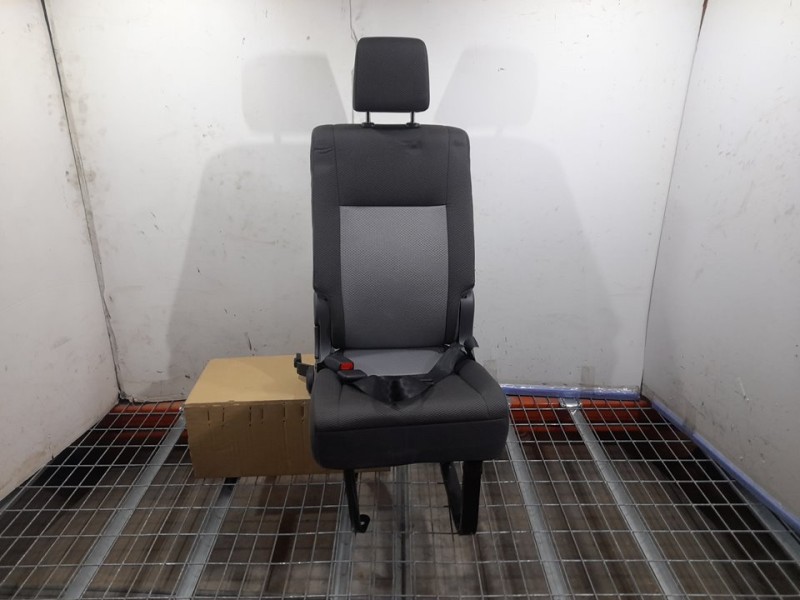 Recambio de asiento trasero derecho para toyota hi-ace referencia OEM IAM  RECLINABLE 3ª FILA TOCADO
