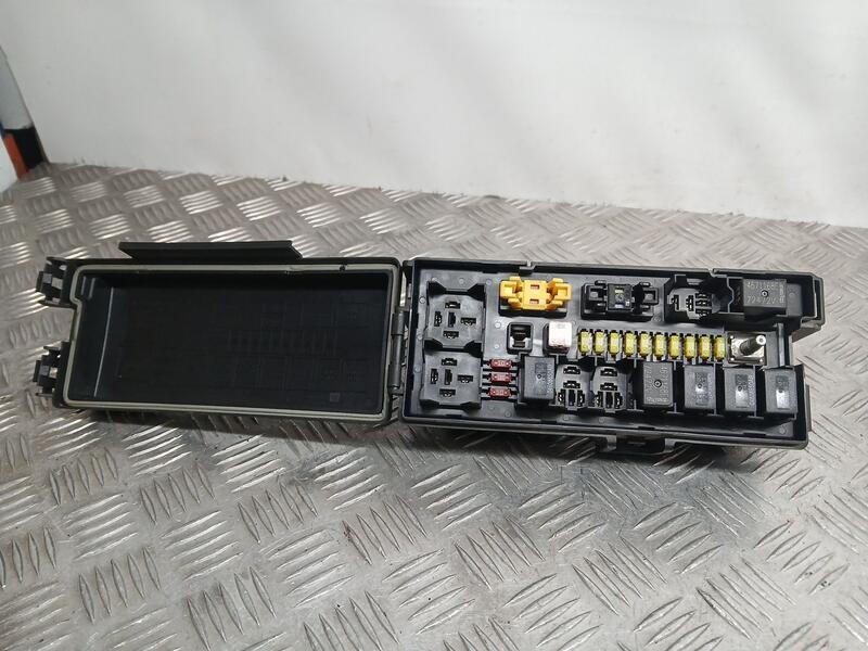 Recambio de caja reles / fusibles para jeep gr. cherokee (wh) laredo referencia OEM IAM 04692167AB  0001132794