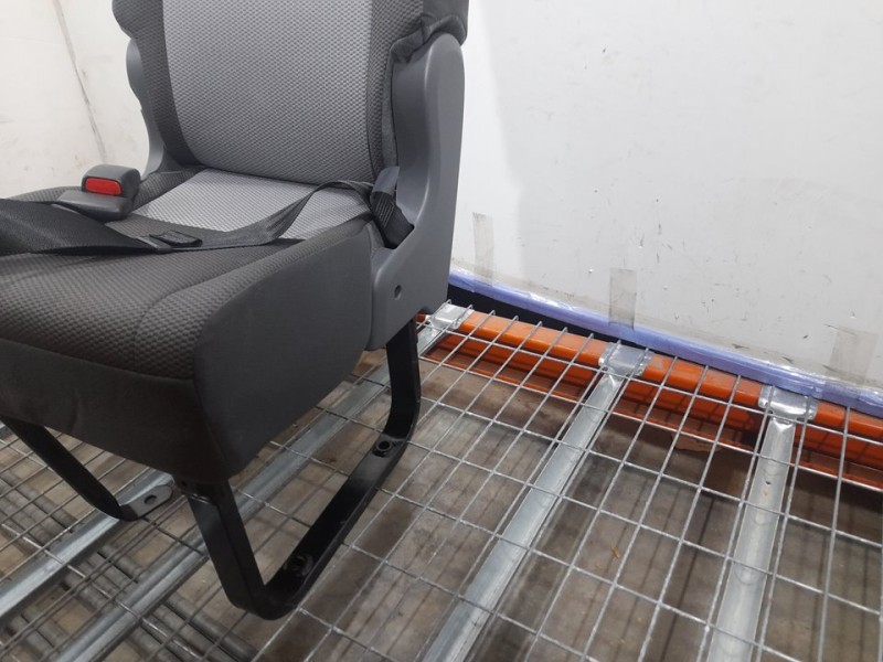 Recambio de asiento trasero derecho para toyota hi-ace referencia OEM IAM  RECLINABLE 3ª FILA TOCADO