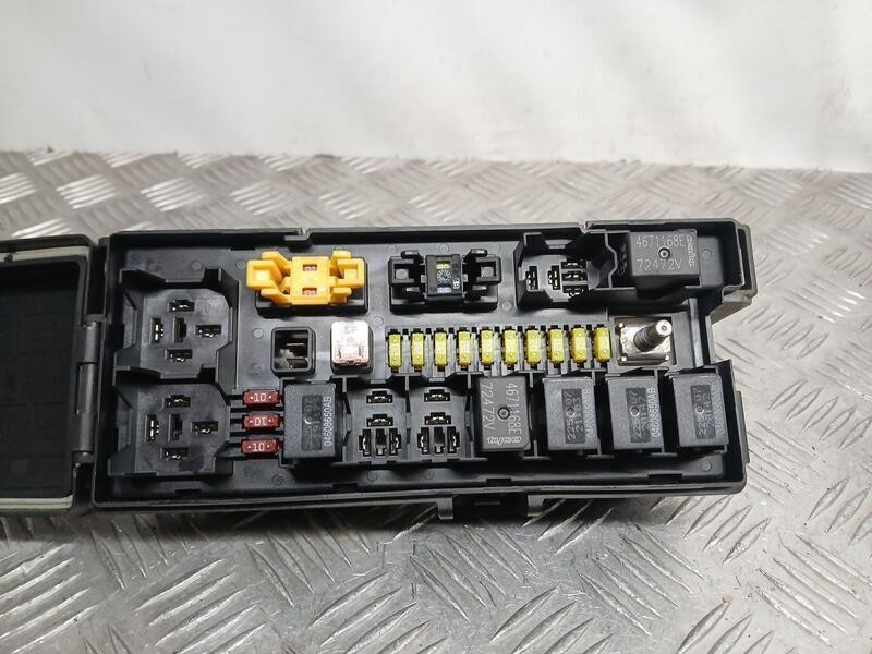 Recambio de caja reles / fusibles para jeep gr. cherokee (wh) laredo referencia OEM IAM 04692167AB  0001132794
